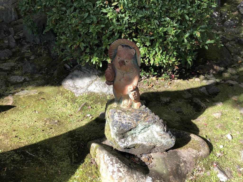 A red tanuki statue.