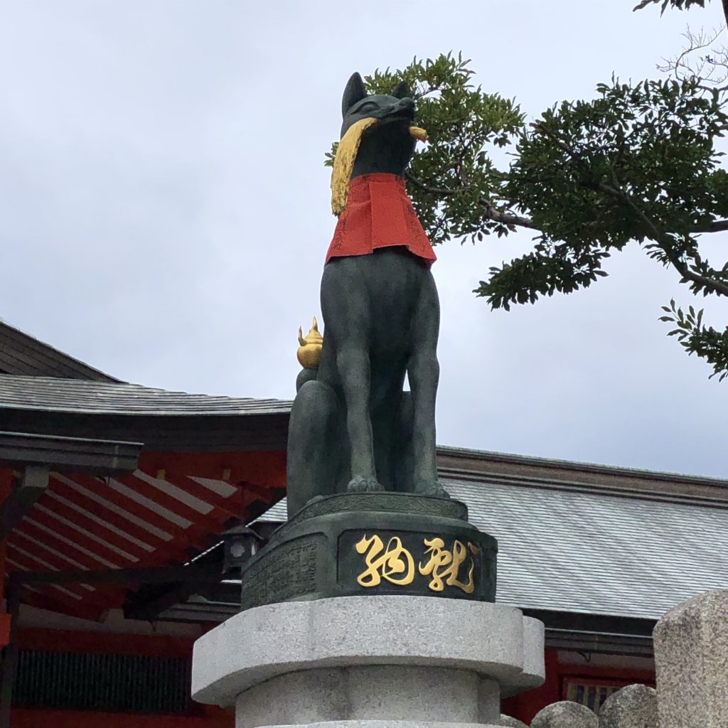 Another similar statue. This one is holding a golden sheaf of rice and has golden fox fire at its tail.